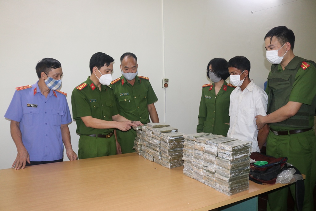 Bắt 2 đối tượng vận chuyển trái phép 98 bánh heroin